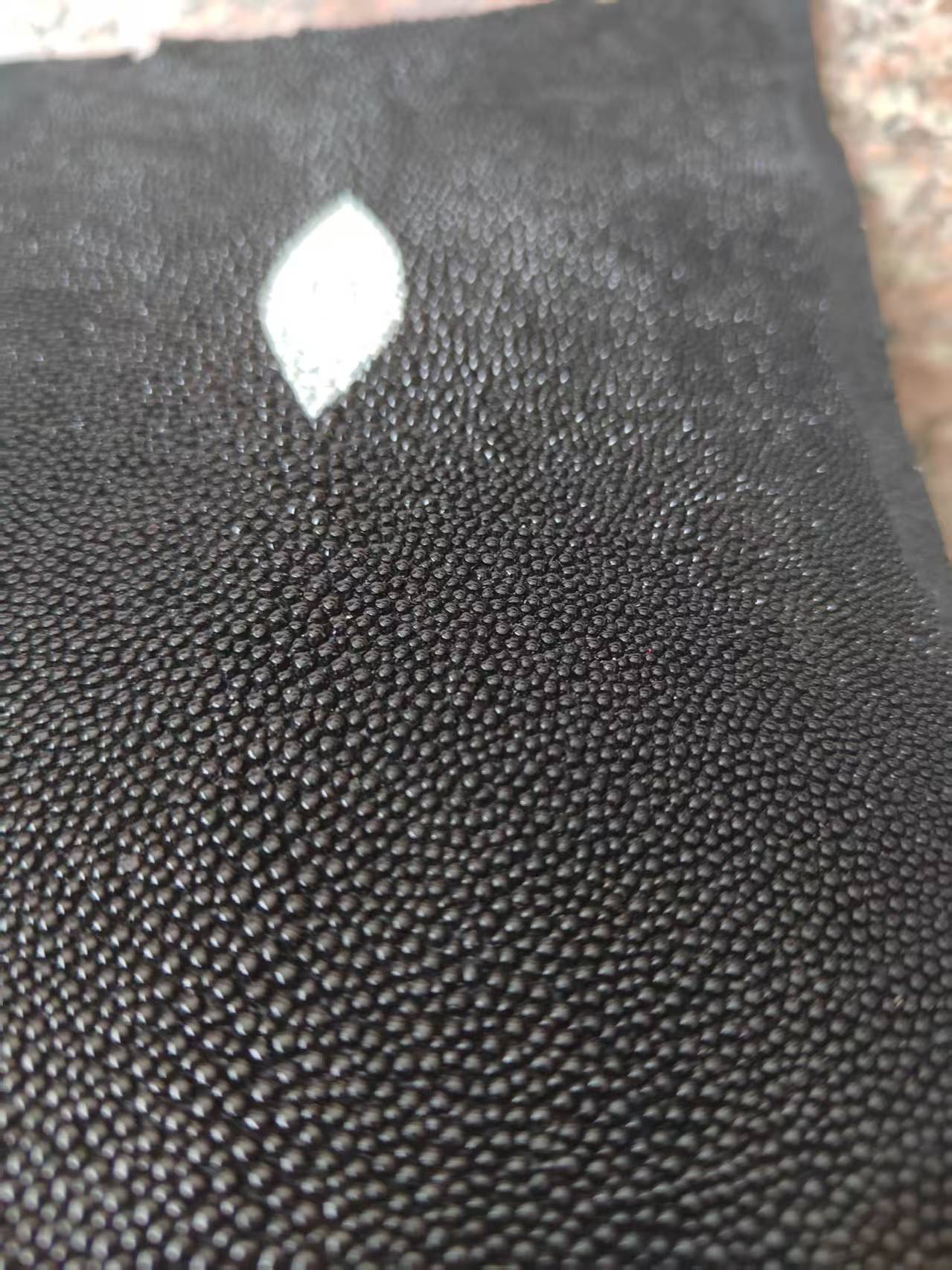 جلد سمك الستينغراي الأسود غير  - مراجعة Leather Shoe Polish وسعره